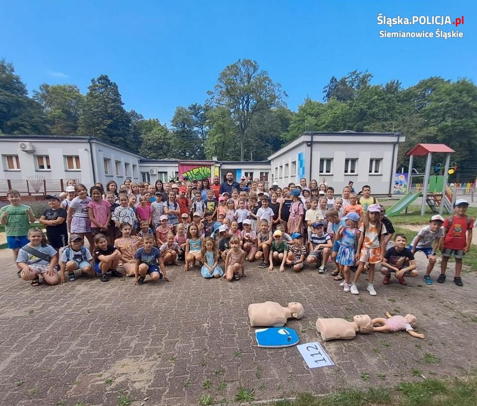 Policjant i jego pomocnicy rozmawiali o wakacyjnym bezpieczeństwie