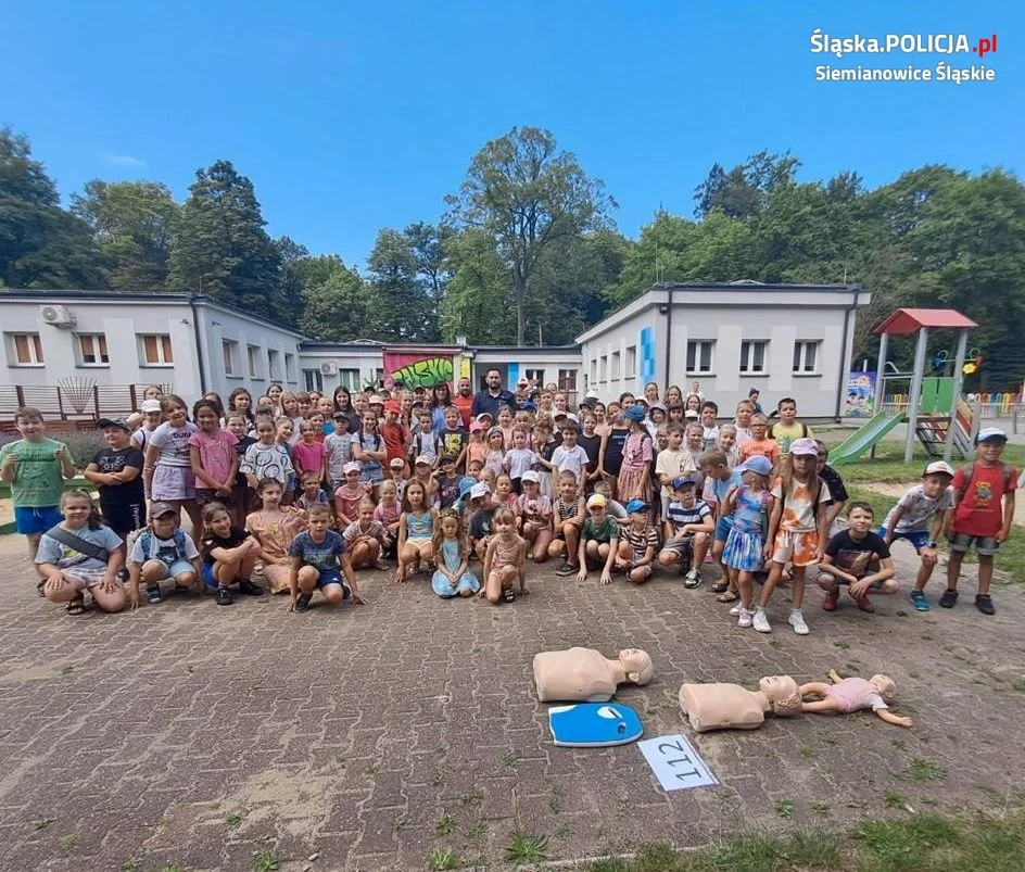 Policjant i jego pomocnicy rozmawiali o wakacyjnym bezpieczeństwie