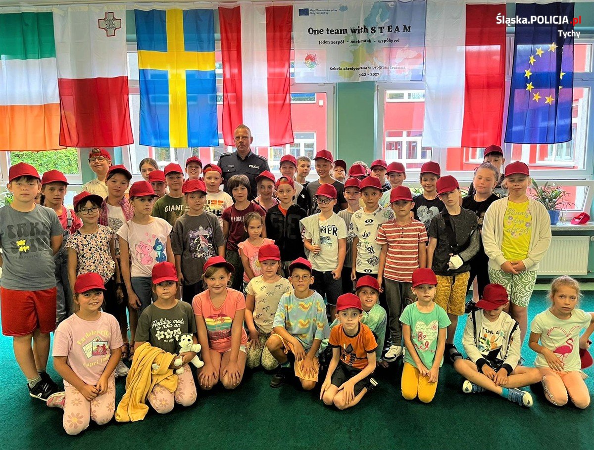 Bezpieczne wakacje: Tyscy policjanci spotykają się z dziećmi i młodzieżą