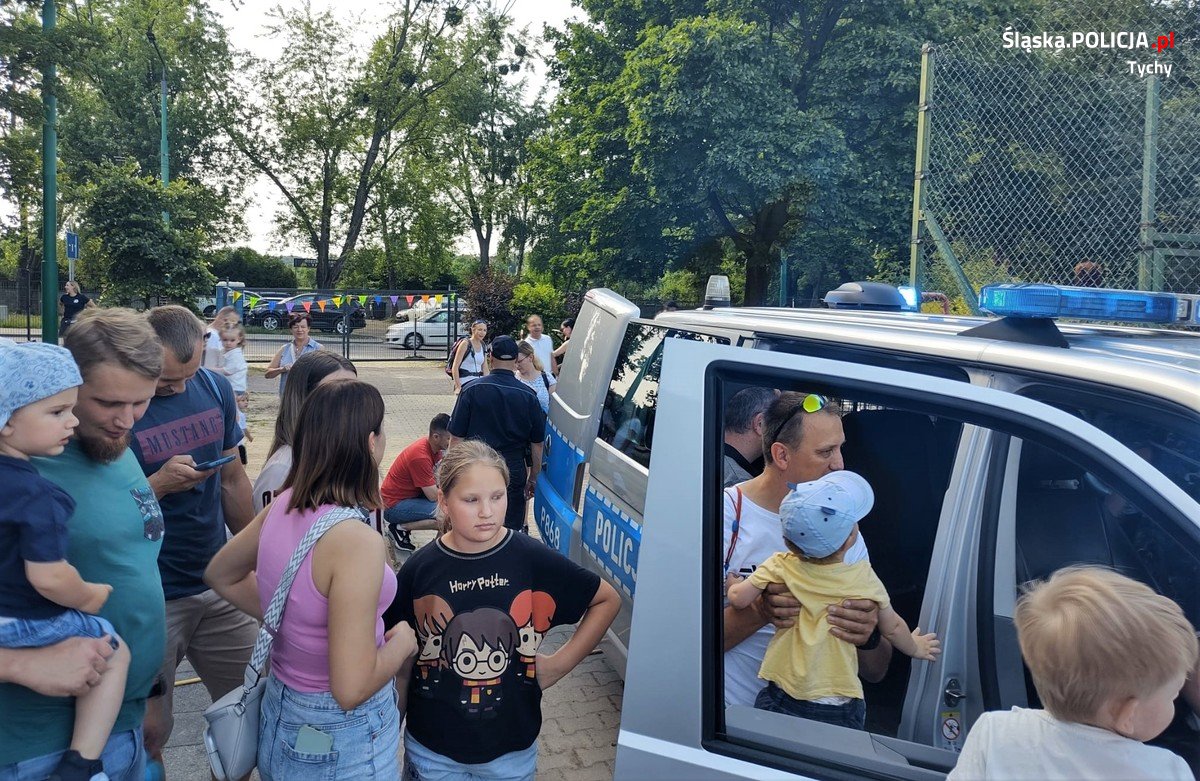 Bezpieczne wakacje: Tyscy policjanci spotykają się z dziećmi i młodzieżą