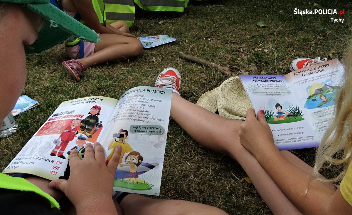 Bezpieczne wakacje: Tyscy policjanci spotykają się z dziećmi i młodzieżą