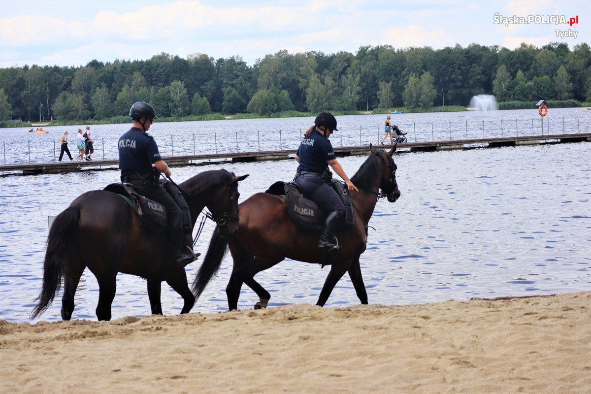 Tyscy mundurowi codziennie patrolują Paprocany