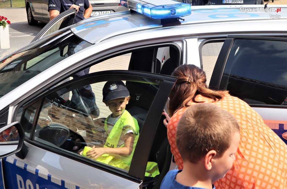 Mundurowi w odwiedzinach w "Iskierce"! Dzieci poznały pracę policjanta od podstaw
