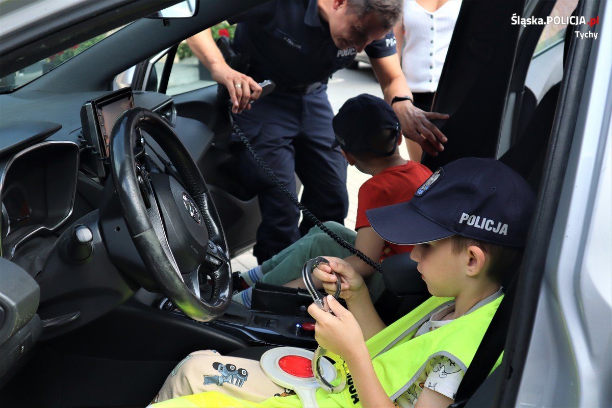 Mundurowi w odwiedzinach w "Iskierce"! Dzieci poznały pracę policjanta od podstaw