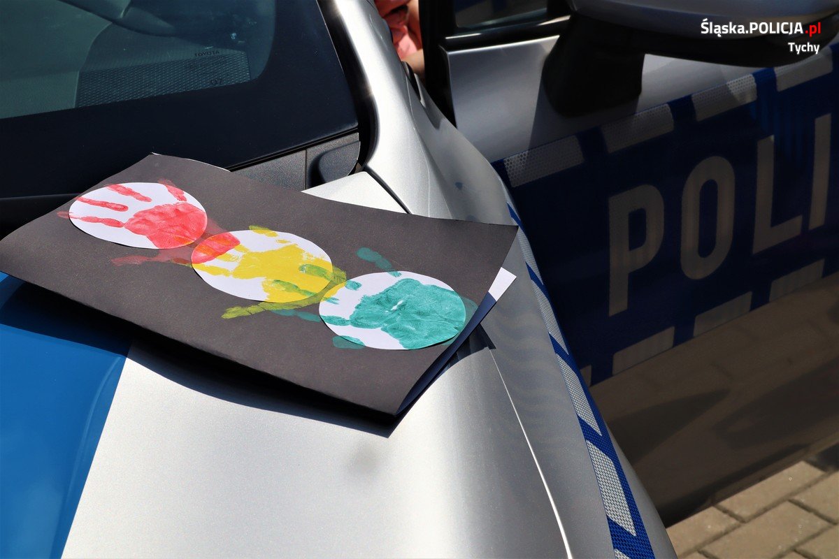 Mundurowi w odwiedzinach w "Iskierce"! Dzieci poznały pracę policjanta od podstaw