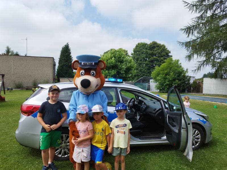 Dzielnicowy i sierżant Hektor z wizytą edukacyjną w Przedszkolu nr 6