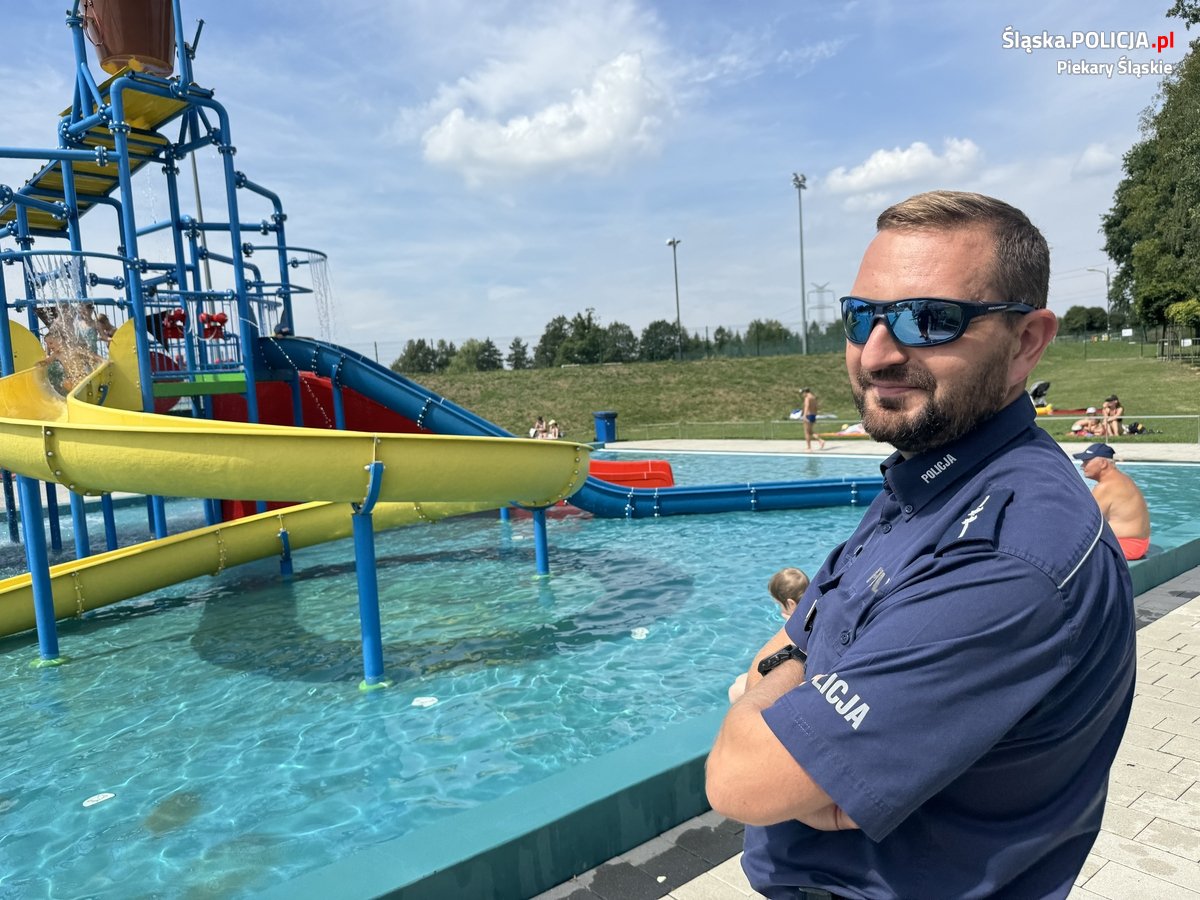 Edukacja nad wodą: Policjanci prowadzą pogadanki na basenie MOSIR