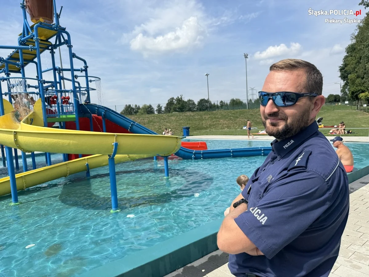 Edukacja nad wodą: Policjanci prowadzą pogadanki na basenie MOSIR