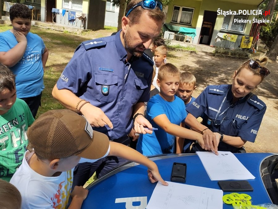 Policjanci przypomnieli dzieciom na obozie w Kokotku zasady bezpieczeństwa