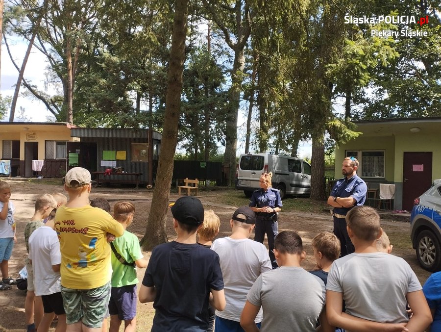 Policjanci przypomnieli dzieciom na obozie w Kokotku zasady bezpieczeństwa
