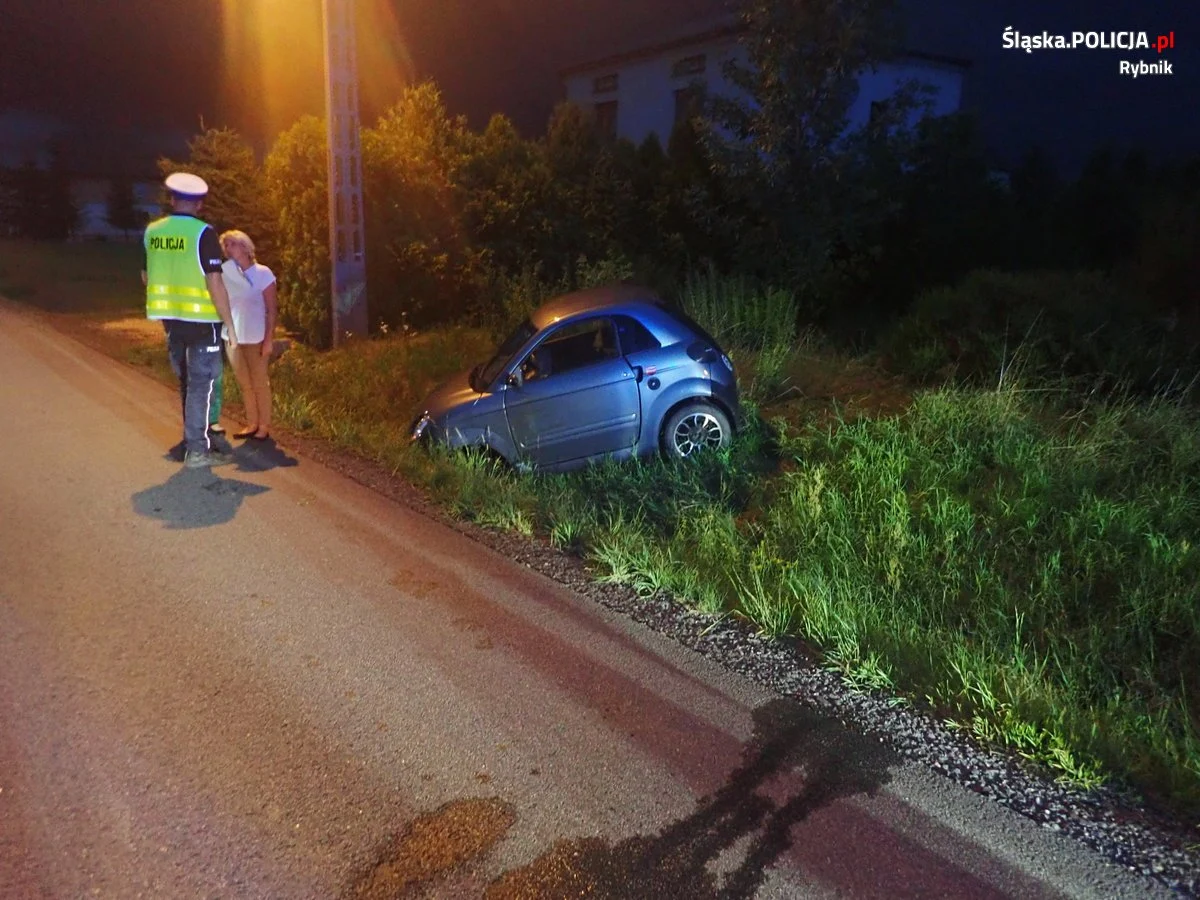 78-letni senior prowadząc microcar wpadł do rowu! Powodem 2,5 promila alkoholu