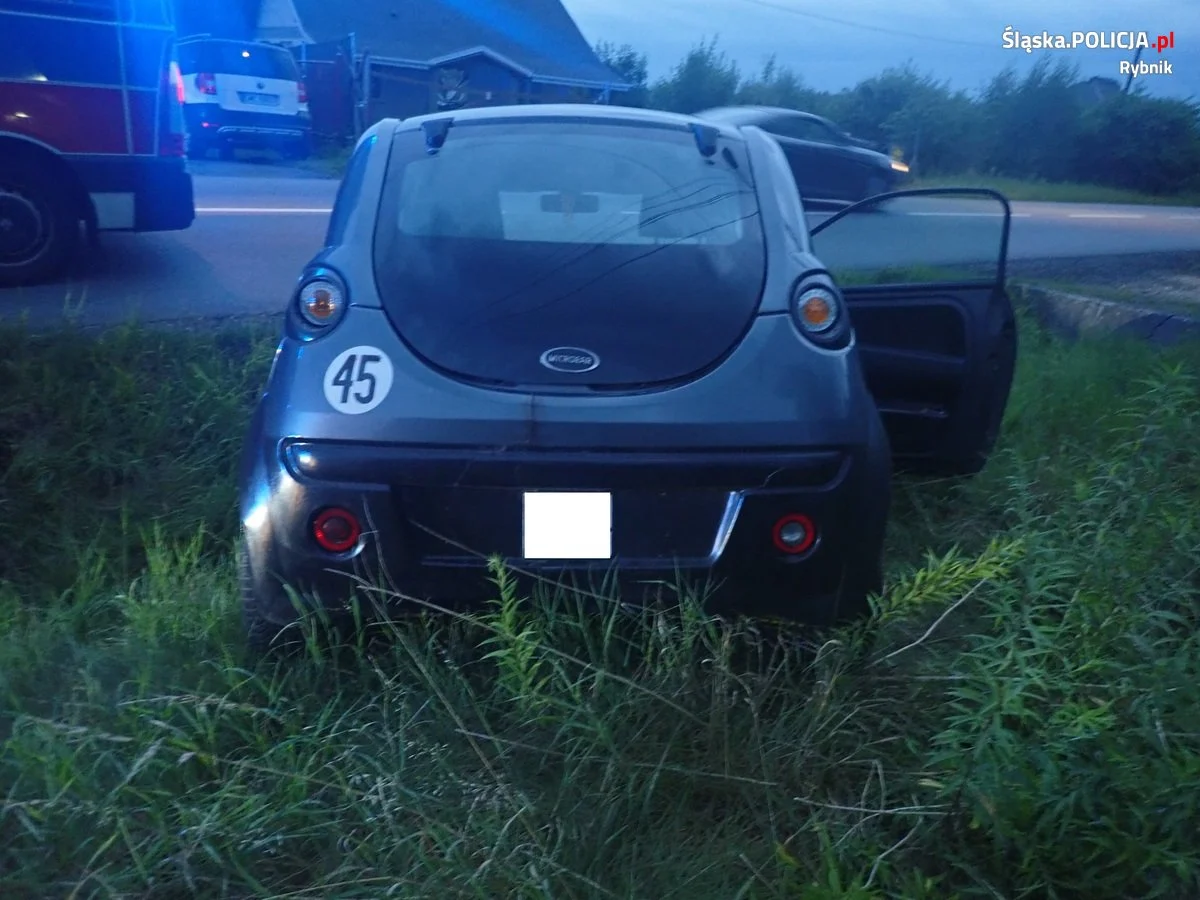 78-letni senior prowadząc microcar wpadł do rowu! Powodem 2,5 promila alkoholu