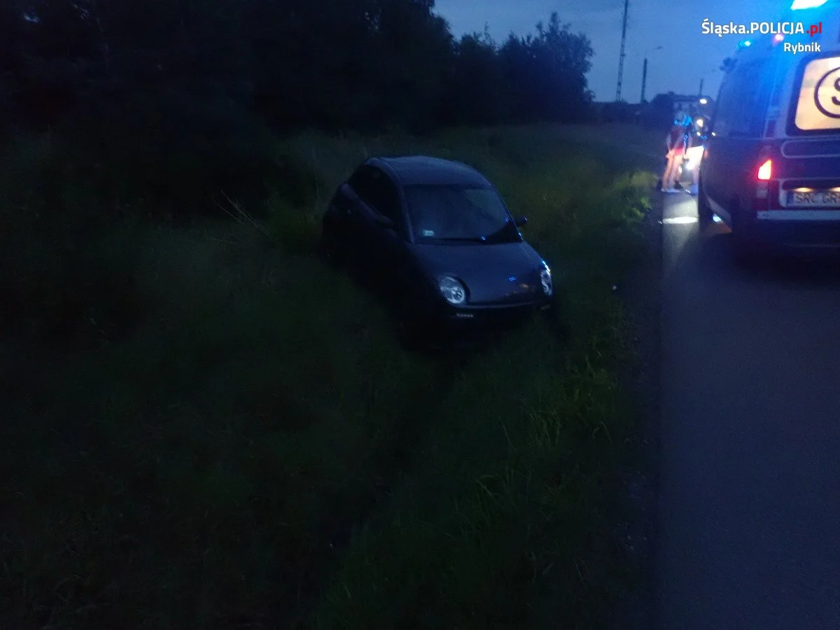 78-letni senior prowadząc microcar wpadł do rowu! Powodem 2,5 promila alkoholu