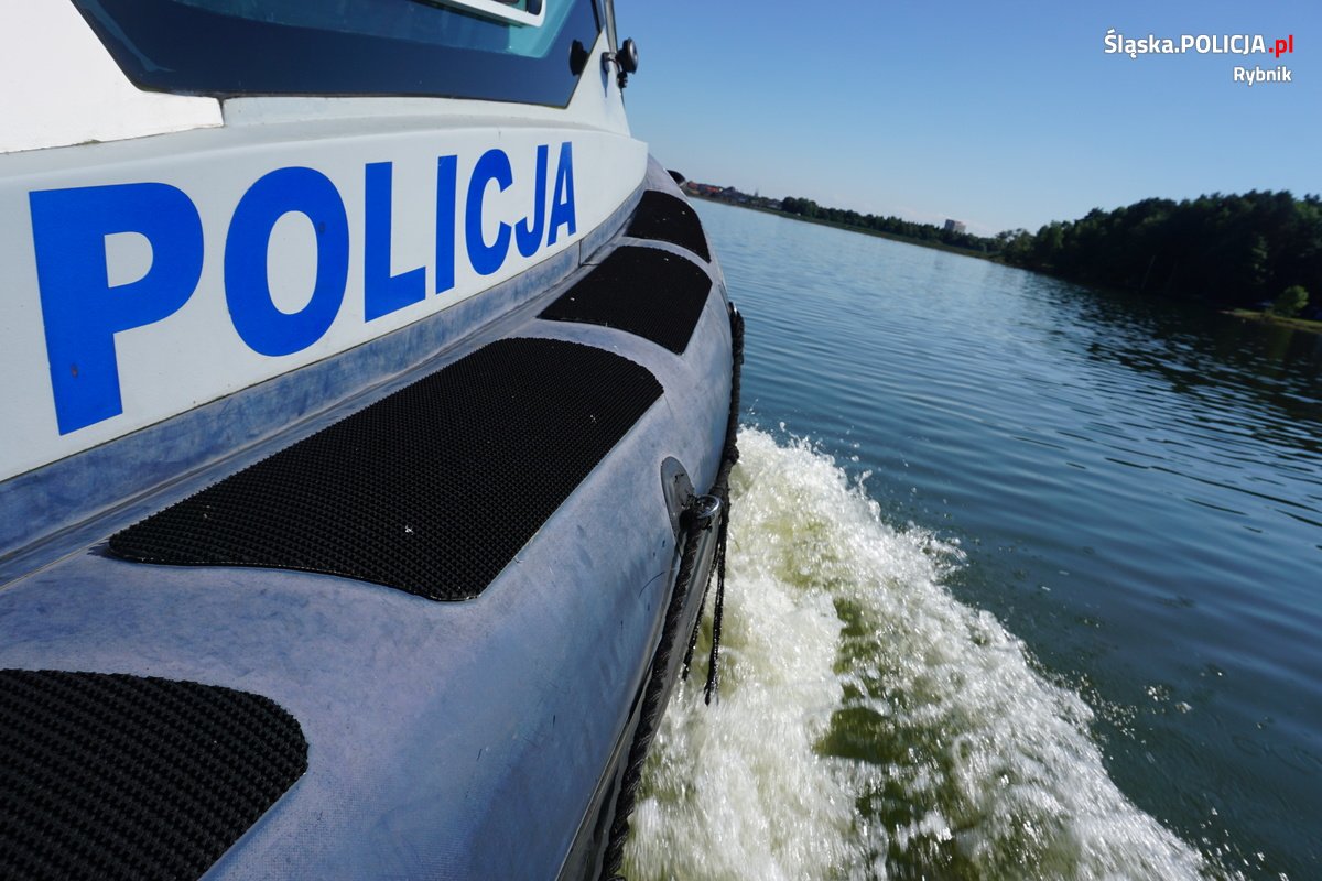 Mundurowi pomogli żeglarzom, którzy wpadli do wody