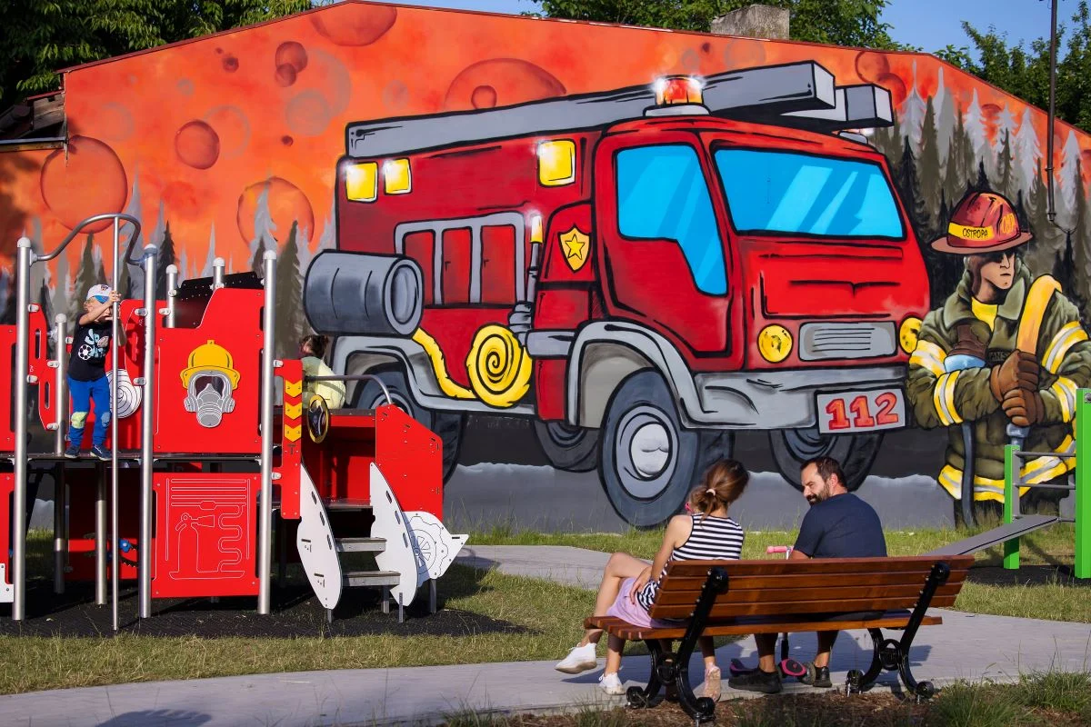 W Ostropie powstała nowa rekreacyjna przestrzeń - skwer w strażackim stylu
