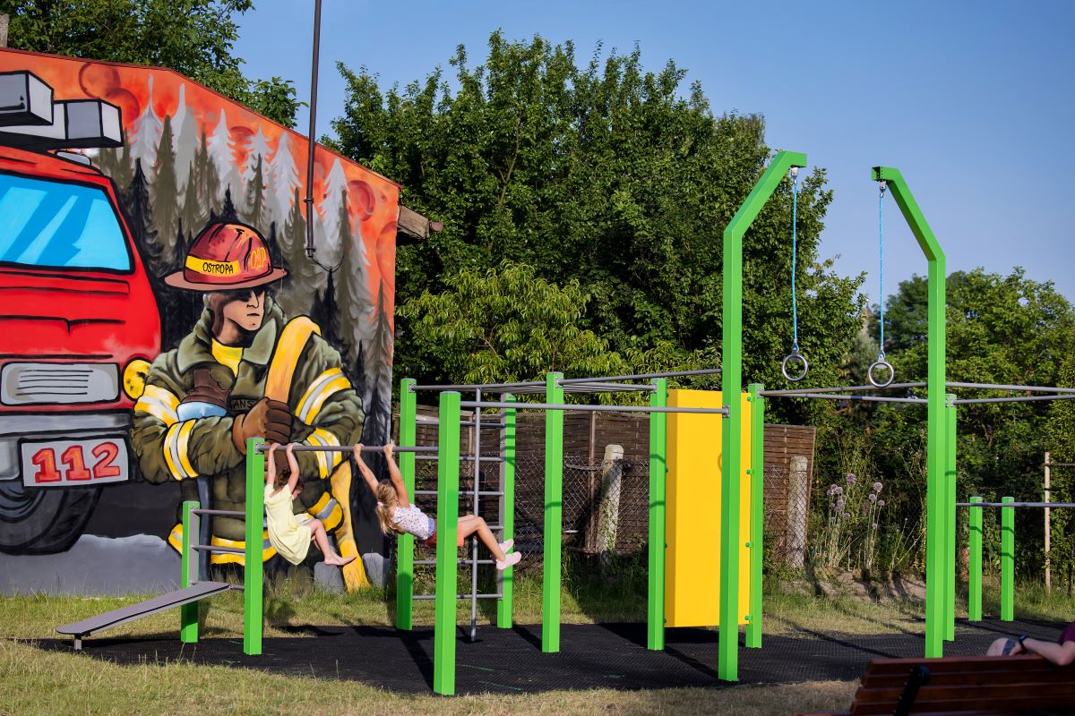 W Ostropie powstała nowa rekreacyjna przestrzeń - skwer w strażackim stylu