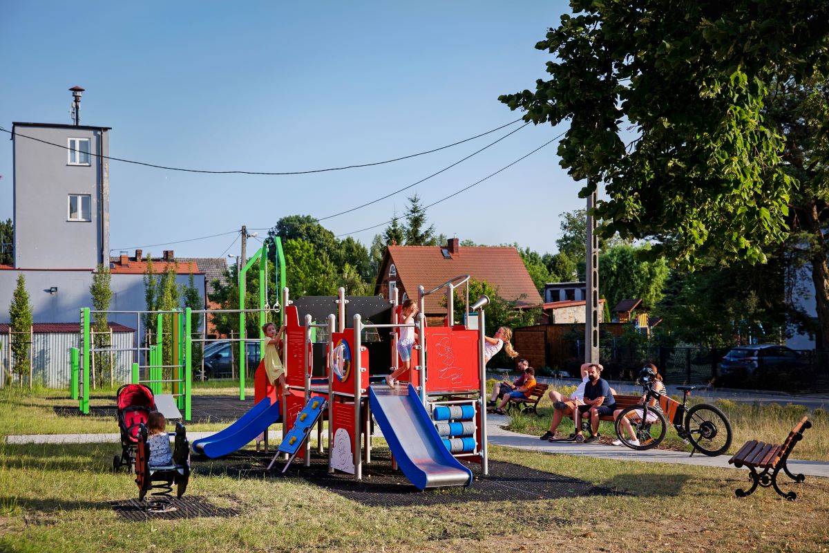 W Ostropie powstała nowa rekreacyjna przestrzeń - skwer w strażackim stylu