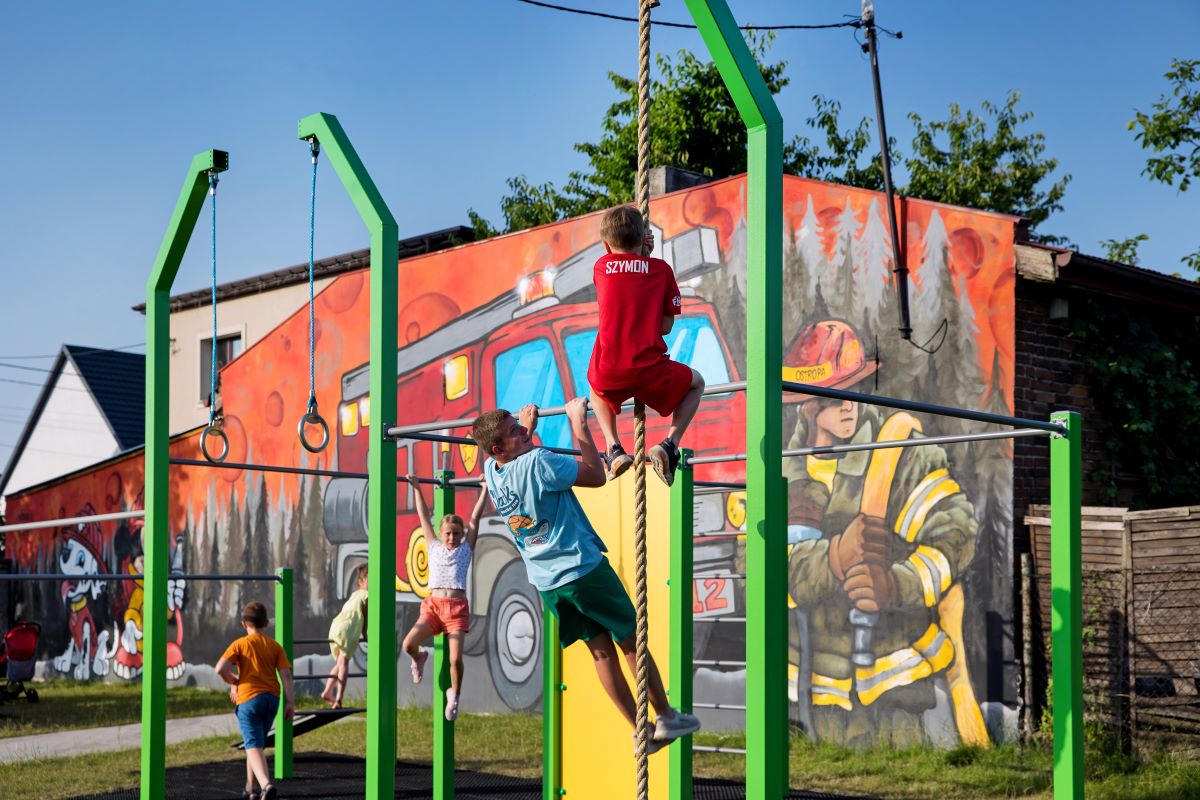 W Ostropie powstała nowa rekreacyjna przestrzeń - skwer w strażackim stylu