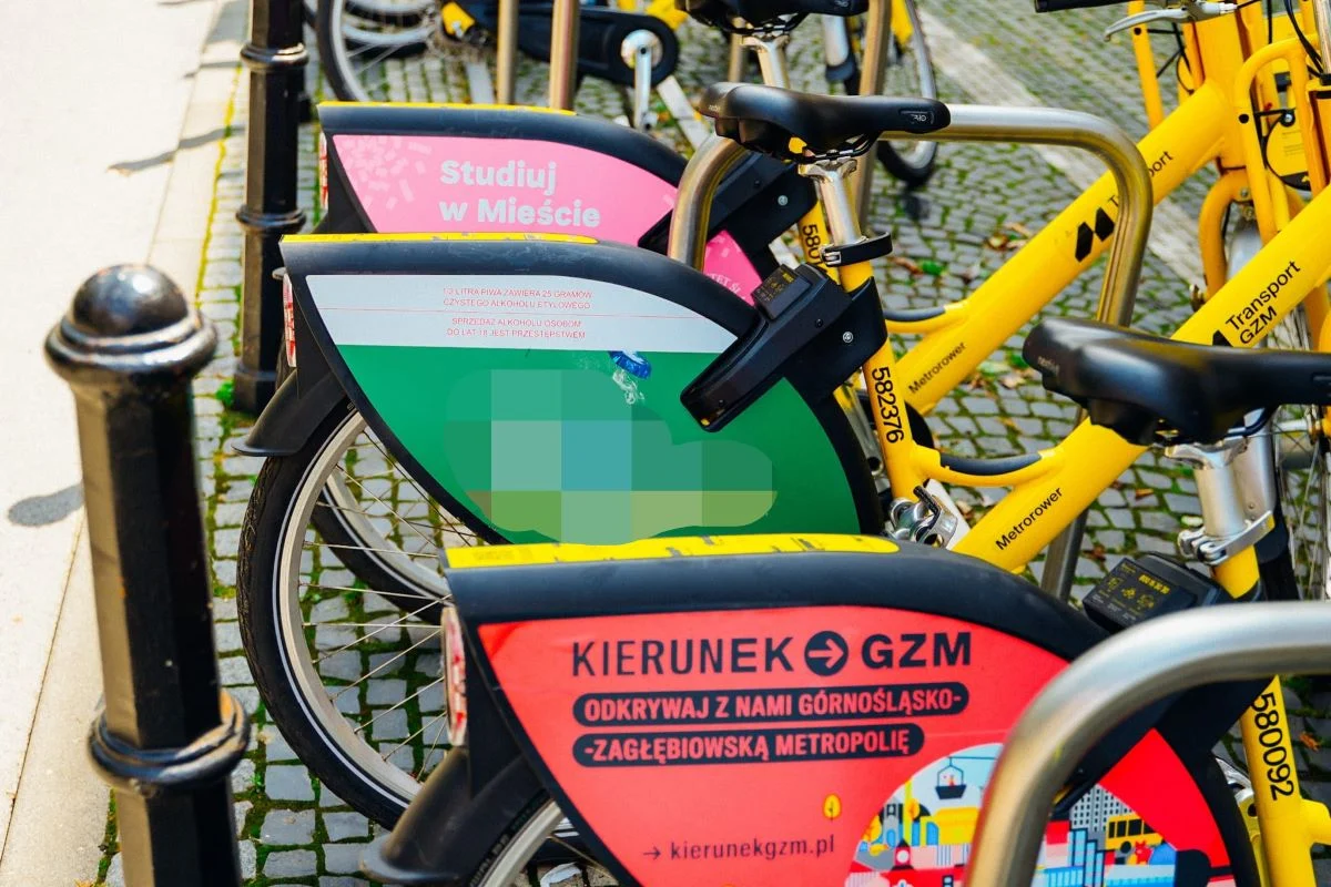 Mieszkańcy Gliwic zaniepokojeni reklamą piwa na rowerach metropolitalnych