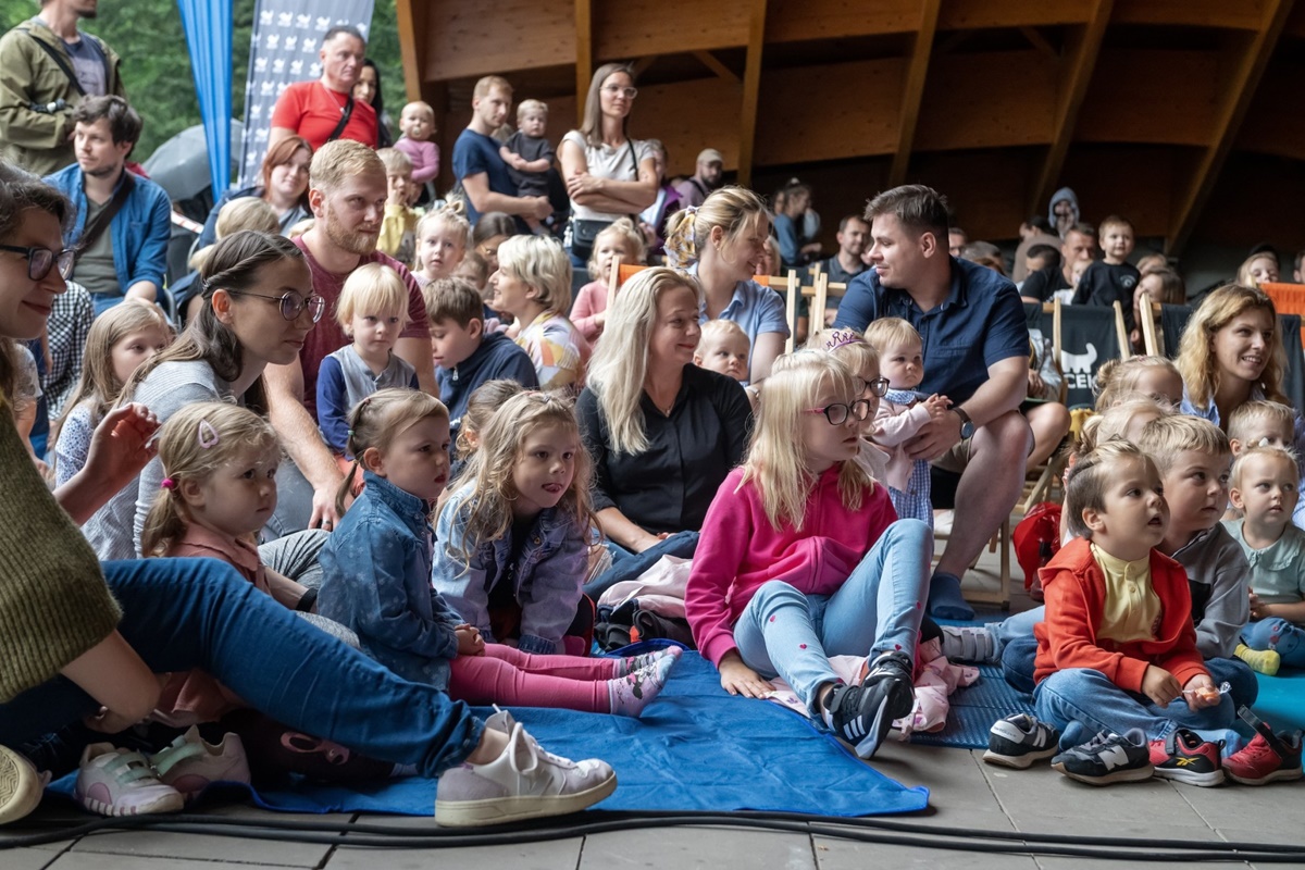 Roztańczone maluchy na Parkobajtlach przy amfiteatrze [GALERIA]