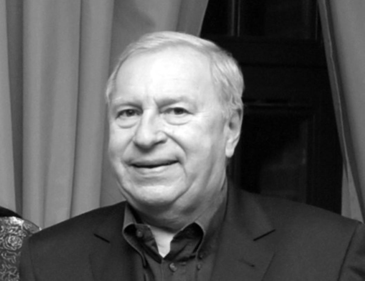 W hołdzie Jerzemu Stuhrowi. W 2008 roku przyłożył się do powstania Wydziału Teatru Tańca