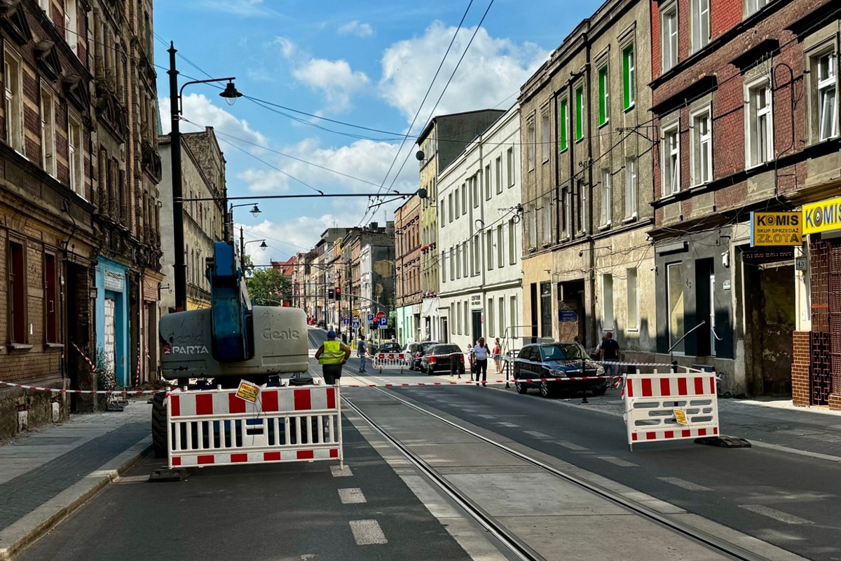 Trwa wyburzanie kamienicy przy ulicy Piekarskiej 28