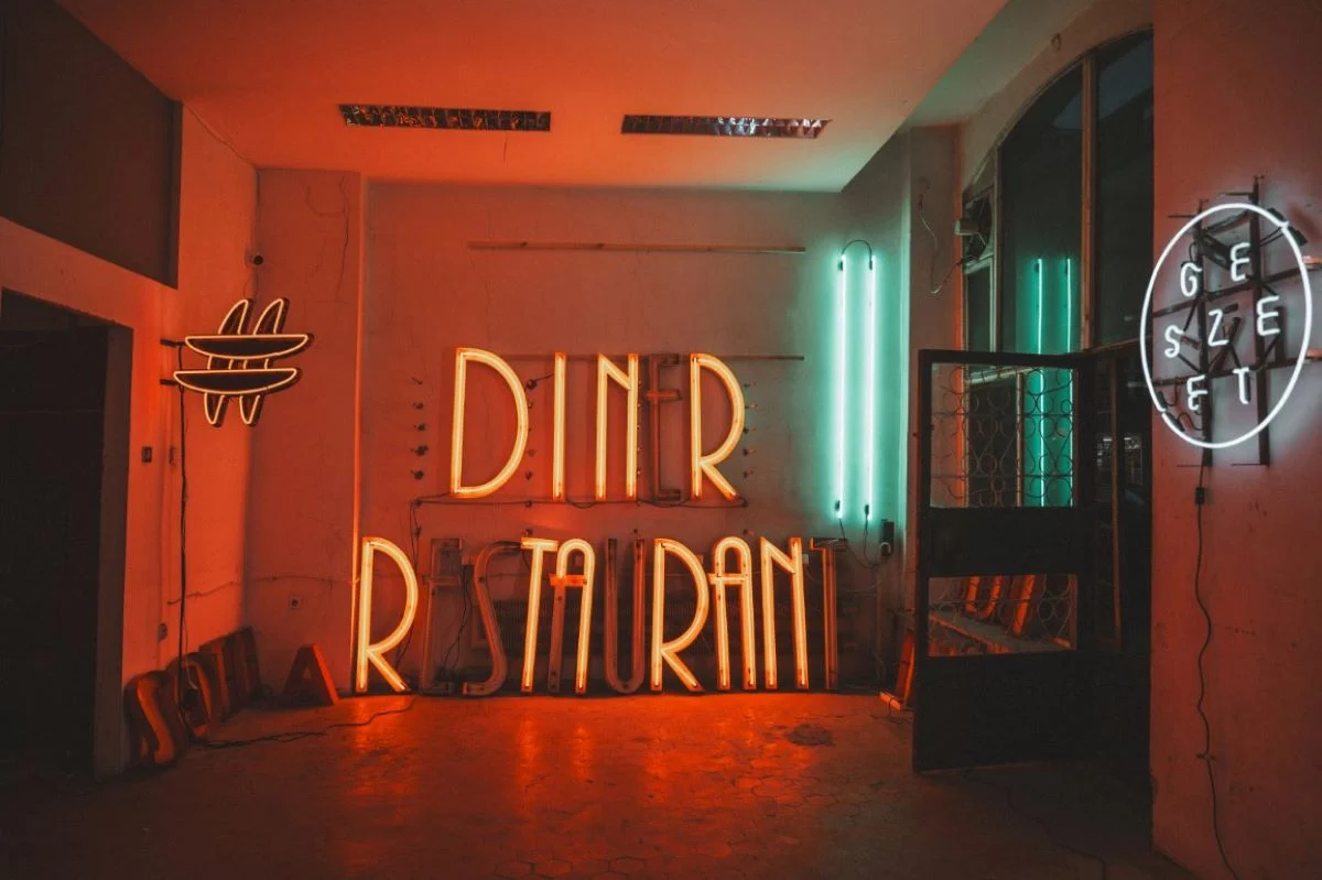 Neony w Bytomiu! Otworzyła się pracownia Dominika Tokarskiego