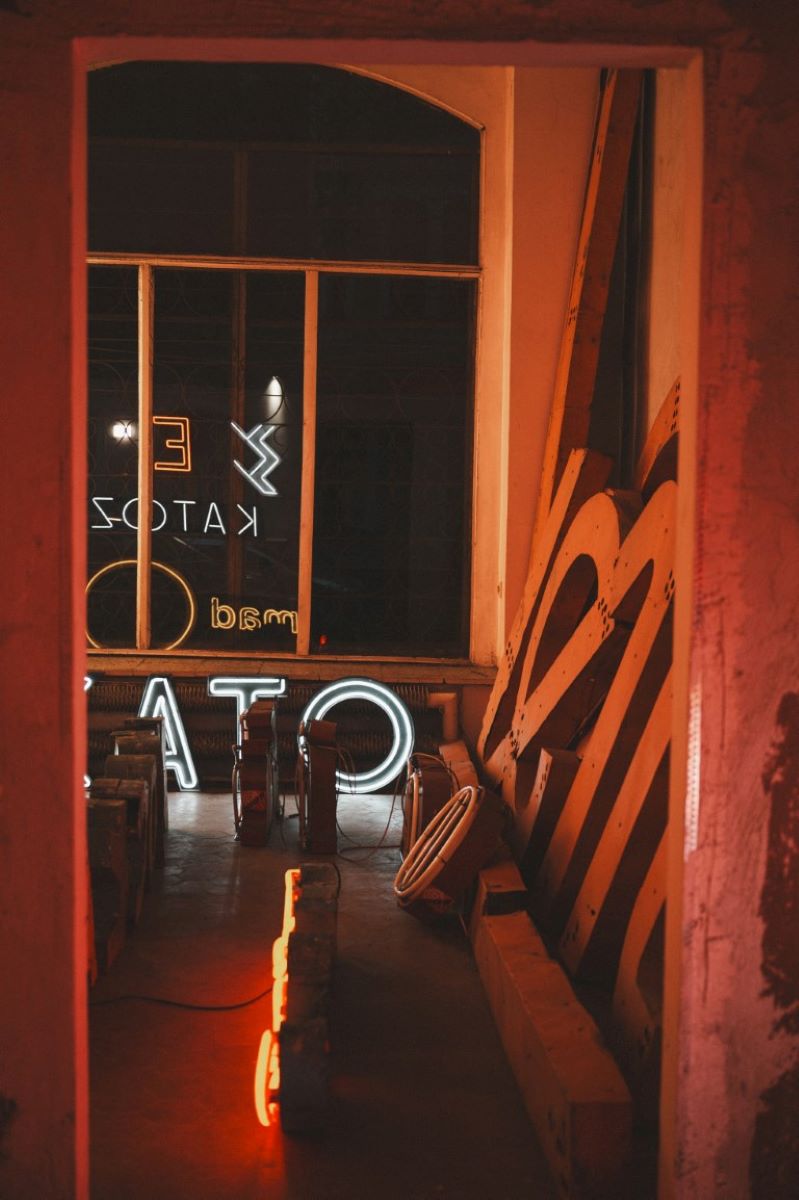 Neony w Bytomiu! Otworzyła się pracownia Dominika Tokarskiego