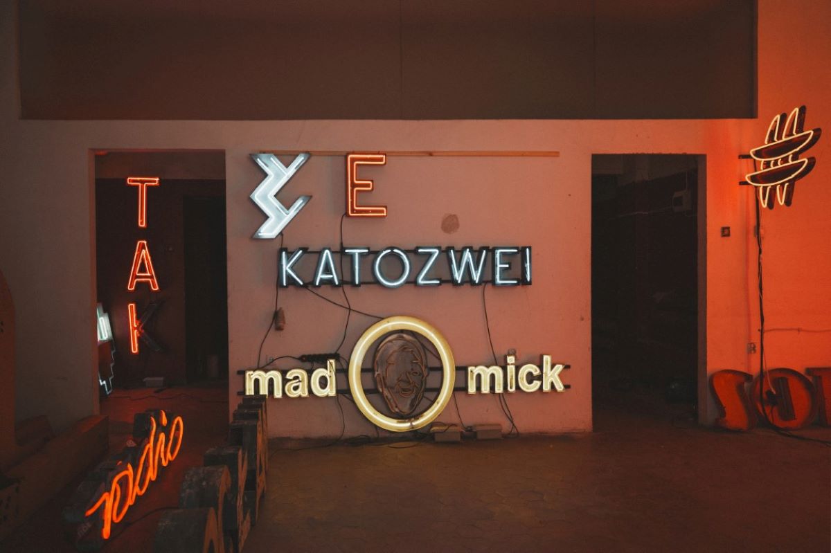 Neony w Bytomiu! Otworzyła się pracownia Dominika Tokarskiego