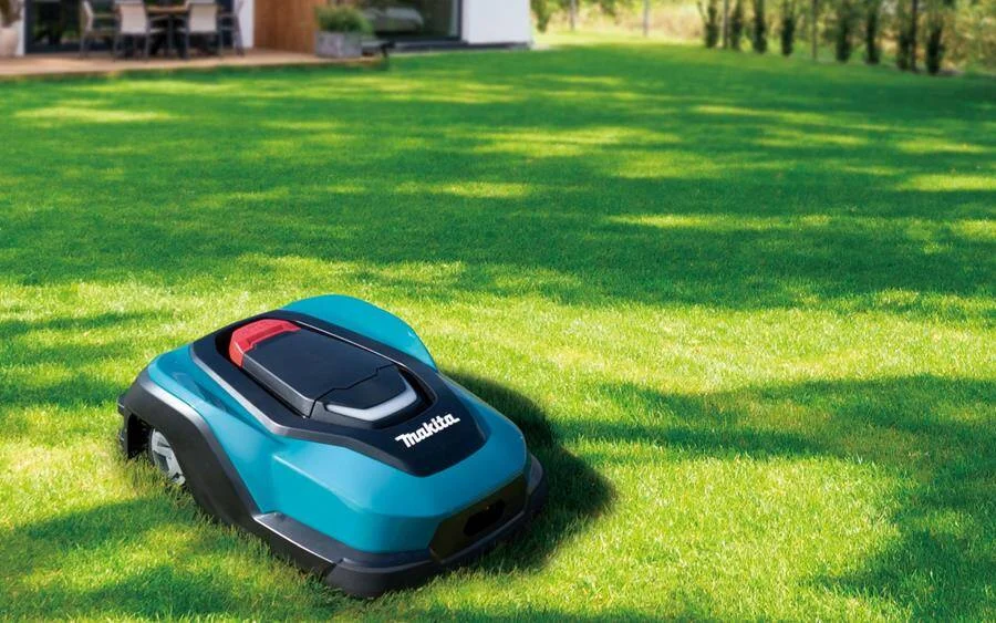 Robot koszący Makita RM350D pozwoli zapomnieć o ręcznym koszeniu przydomowych trawników