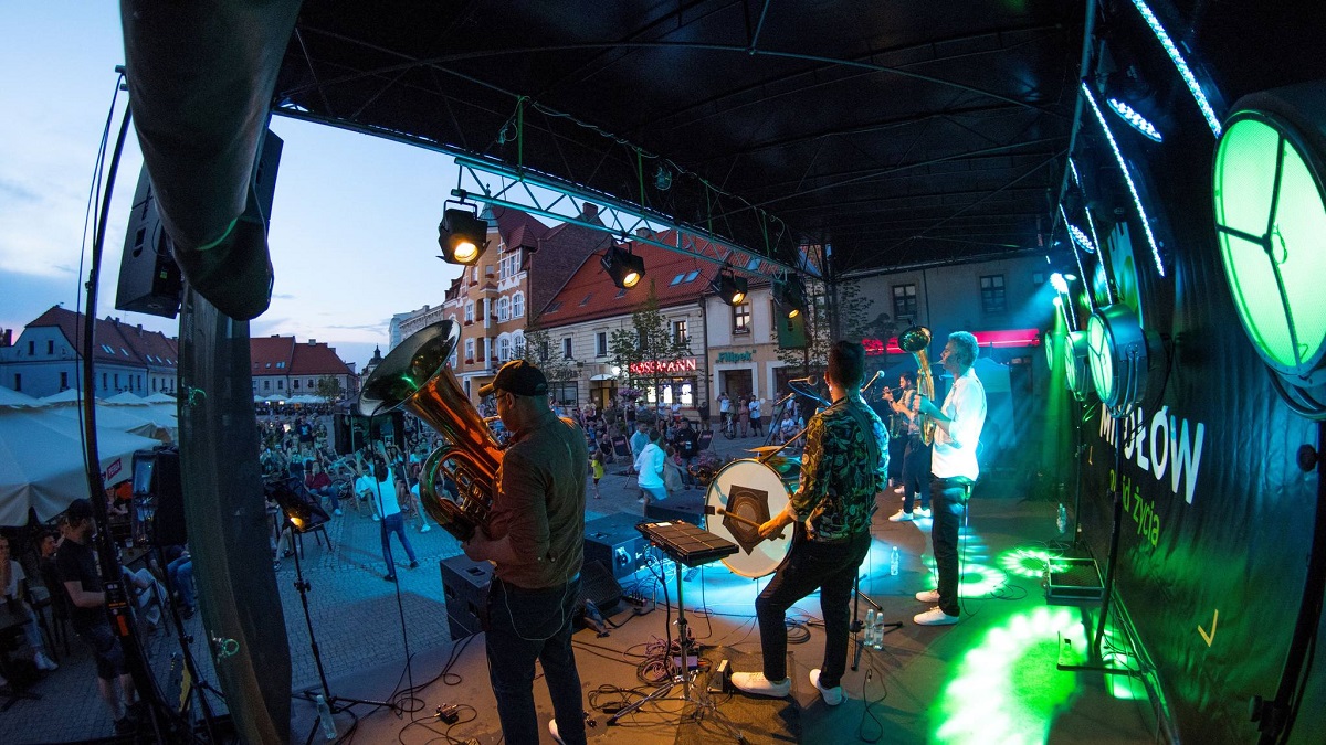 Letnie Granie na Mikołowskim Rynku: BUM BUM ORKeSTAR porwali publiczność [FOTO]