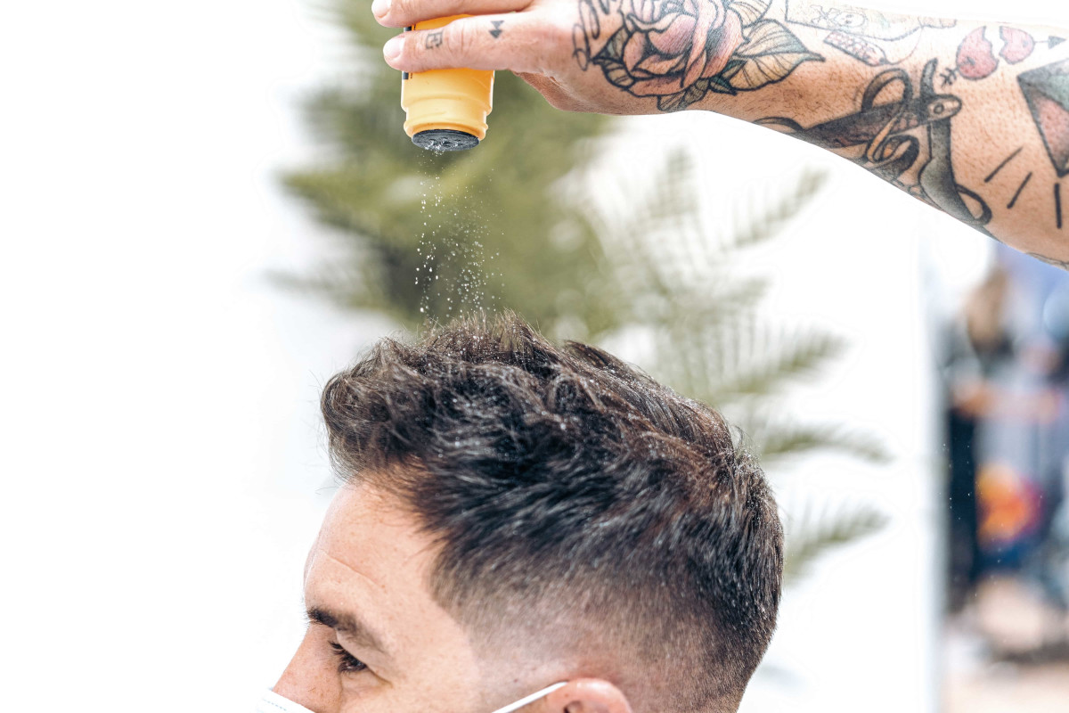 Jak używać pudru do włosów dla mężczyzn, aby uzyskać maksymalną kontrolę nad fryzurą?