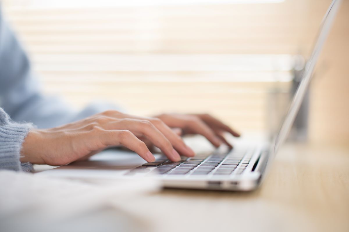 Ostrzeżenie CBŚP: Oszuści podszywają się pod komendantów – nie otwieraj załączników!