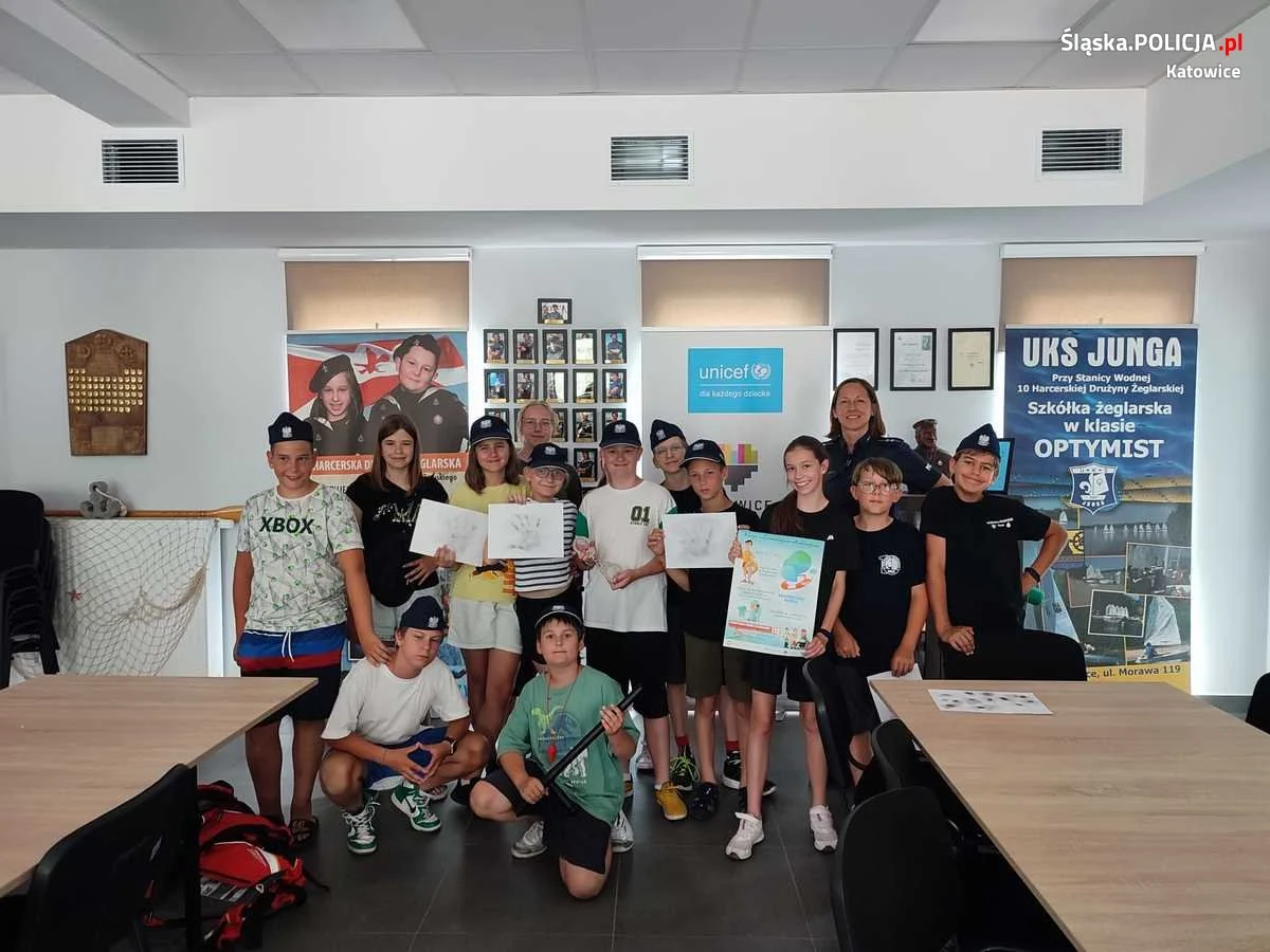 Katowiccy policjanci na rozmowach z dziećmi i młodzieżą o bezpieczeństwie w lecie