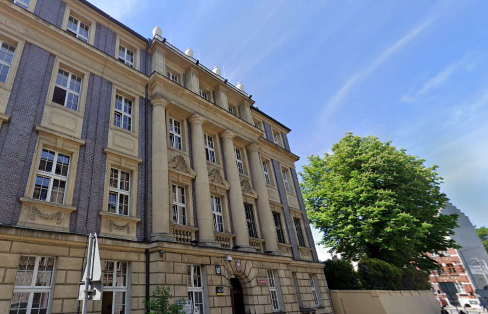 W sądzie przy ul. Andrzeja w Katowicach znów oberwał się sufit