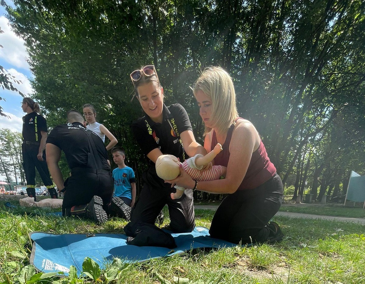 Pokazy ratownictwa wodnego i szkolenia z pierwszej pomocy na kąpielisku Śmieszek w Żorach