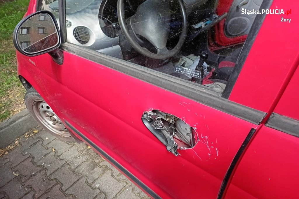 33-latek zasnął w pojeździe po włamaniu... Nieudany skok zakończony drzemką