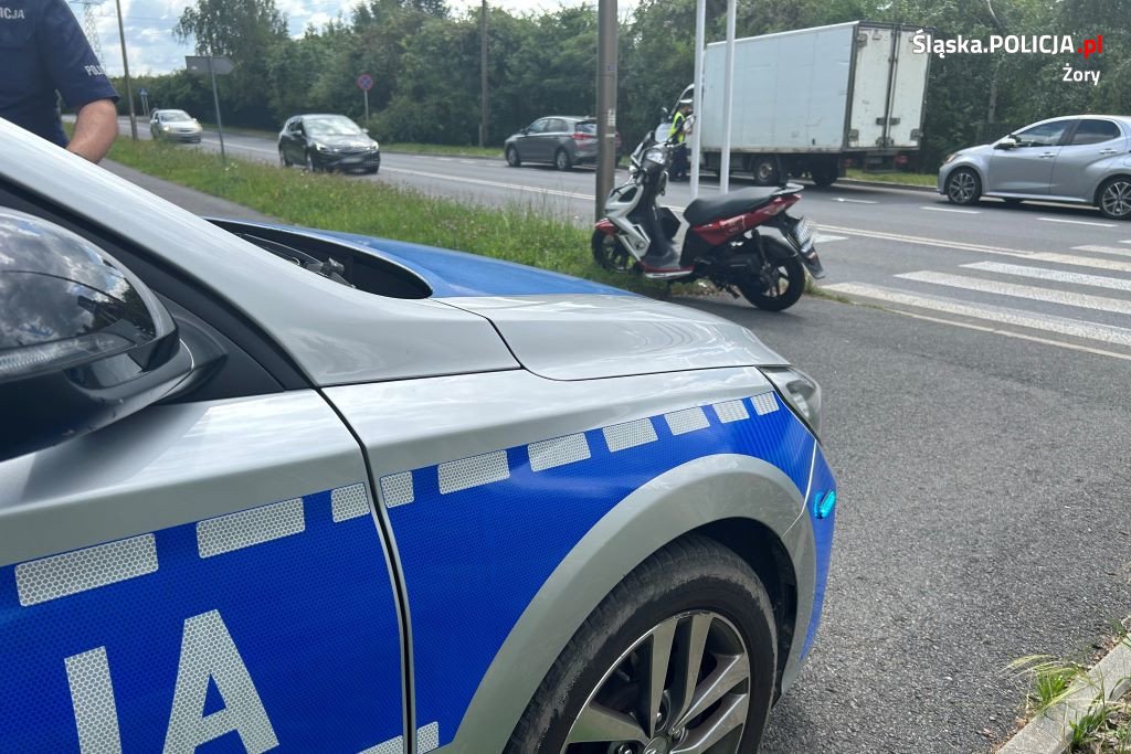 Kolizja samochodu dostawczego ze skuterem w Żorach