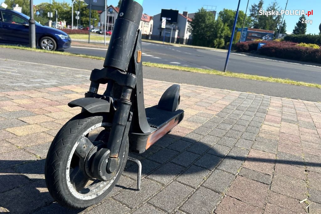 Nocna przejażdżka na hulajnogach po alkoholu. 50-latek z urazem głowy trafił do szpitala