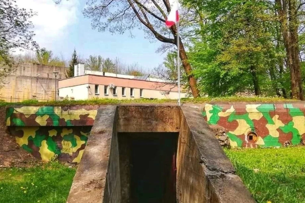 Wakacje z historią. Zwiedzanie prawie 100-letniego schronu dowodzenia.