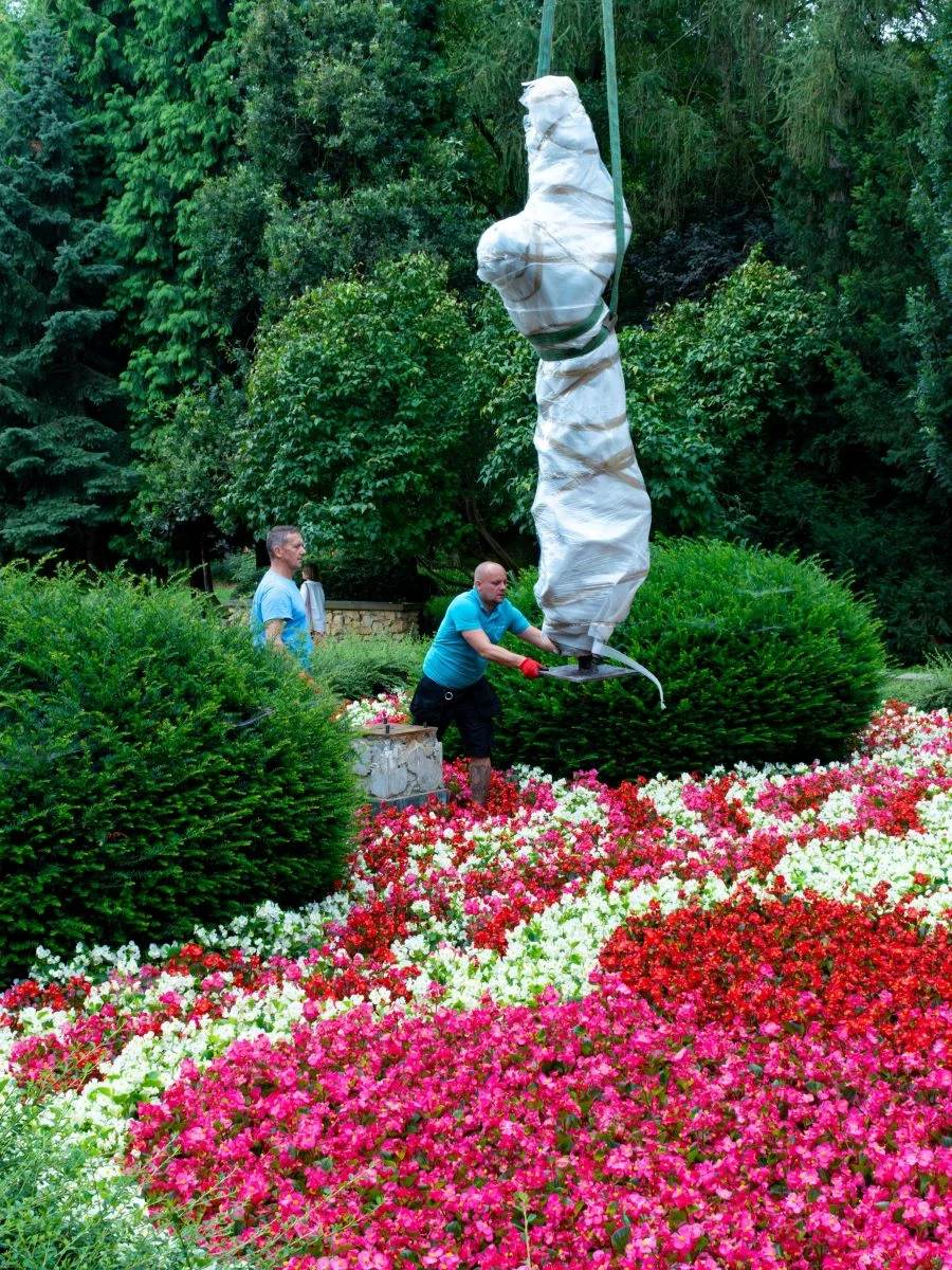 Pomnik Matki z Dzieckiem powrócił do Parku Róż po renowacji!