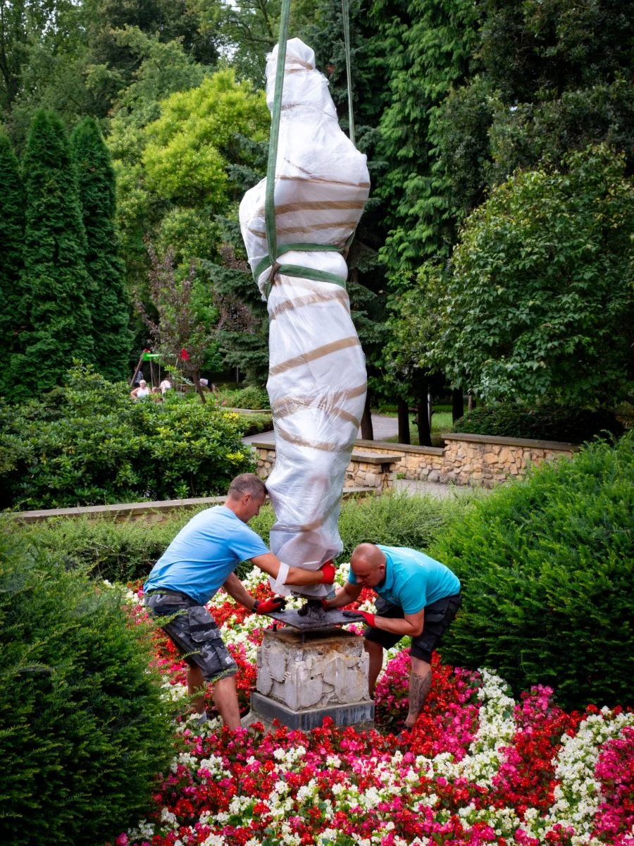 Pomnik Matki z Dzieckiem powrócił do Parku Róż po renowacji!