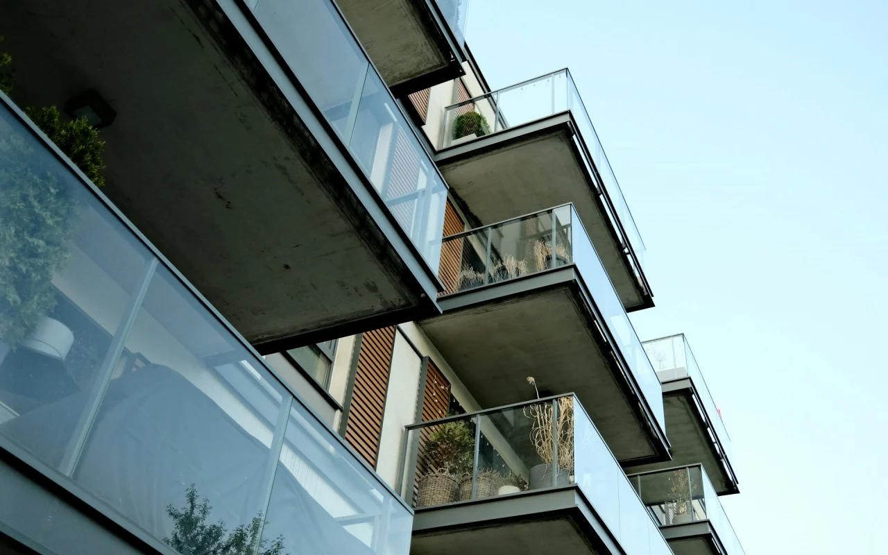 Jakie pozwolenia są potrzebne na zabudowę balkonu?