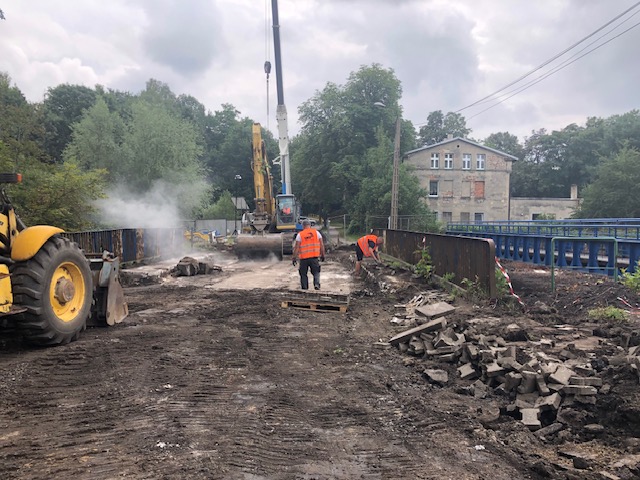 Rozpoczęły się roboty rozbiórkowe mostu w ciągu ulicy Trębackiej