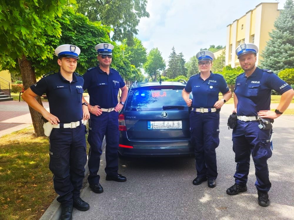 Bohaterska akcja policjantów podczas szkolenia. Uratowali kobietę po wypadku drogowym!