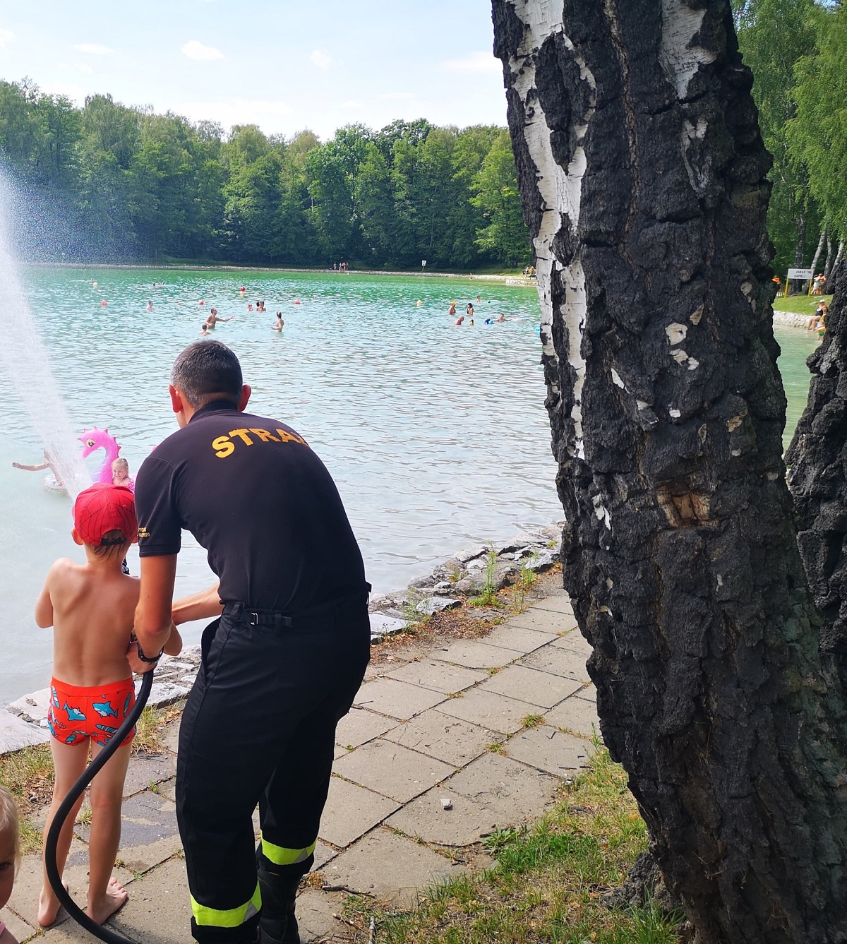 Strażacy z Zabrza prowadzi akcję "Bezpieczne wakacje" na terenie Kąpieliska Leśnego