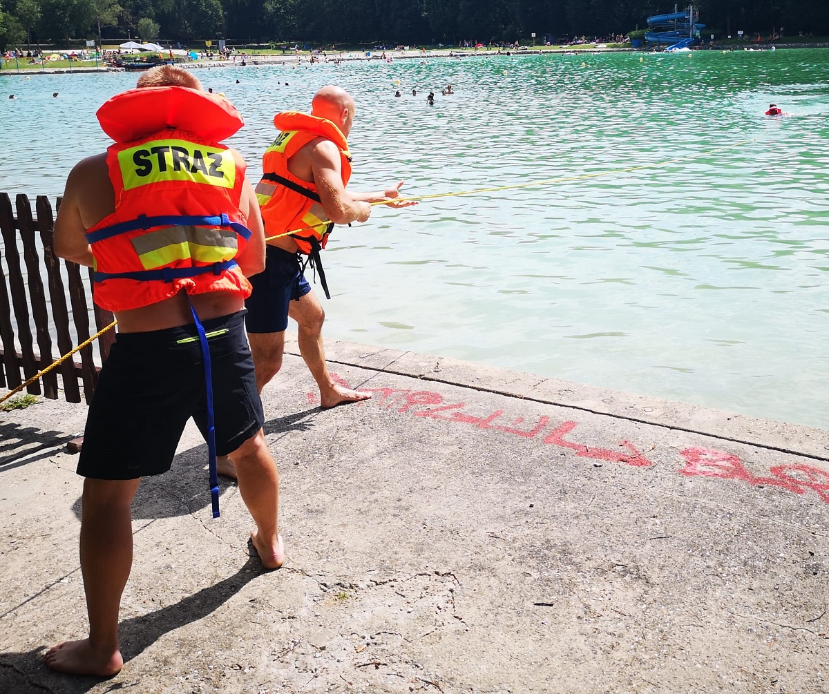 Strażacy z Zabrza prowadzi akcję "Bezpieczne wakacje" na terenie Kąpieliska Leśnego
