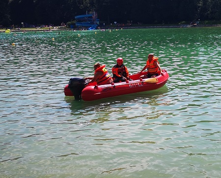 Strażacy z Zabrza prowadzi akcję "Bezpieczne wakacje" na terenie Kąpieliska Leśnego