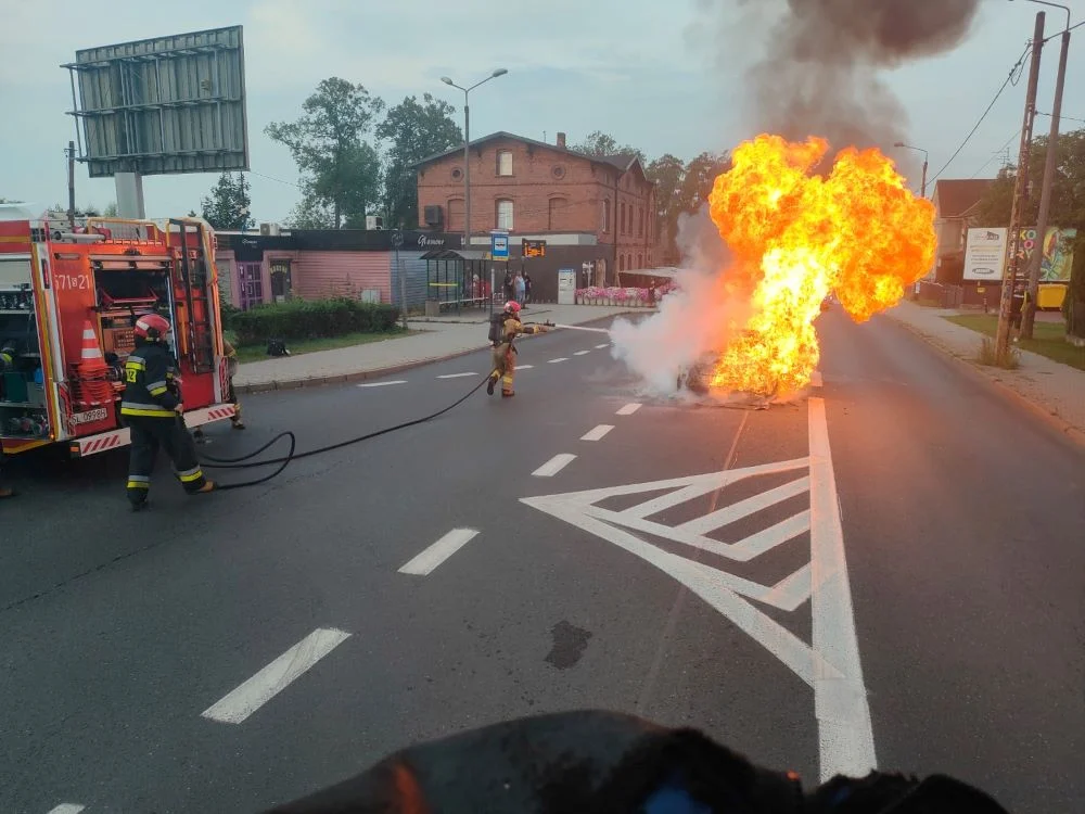 Pożar samochodu osobowego na Halembie. Nikomu nic się nie stało [NAGRANIE]