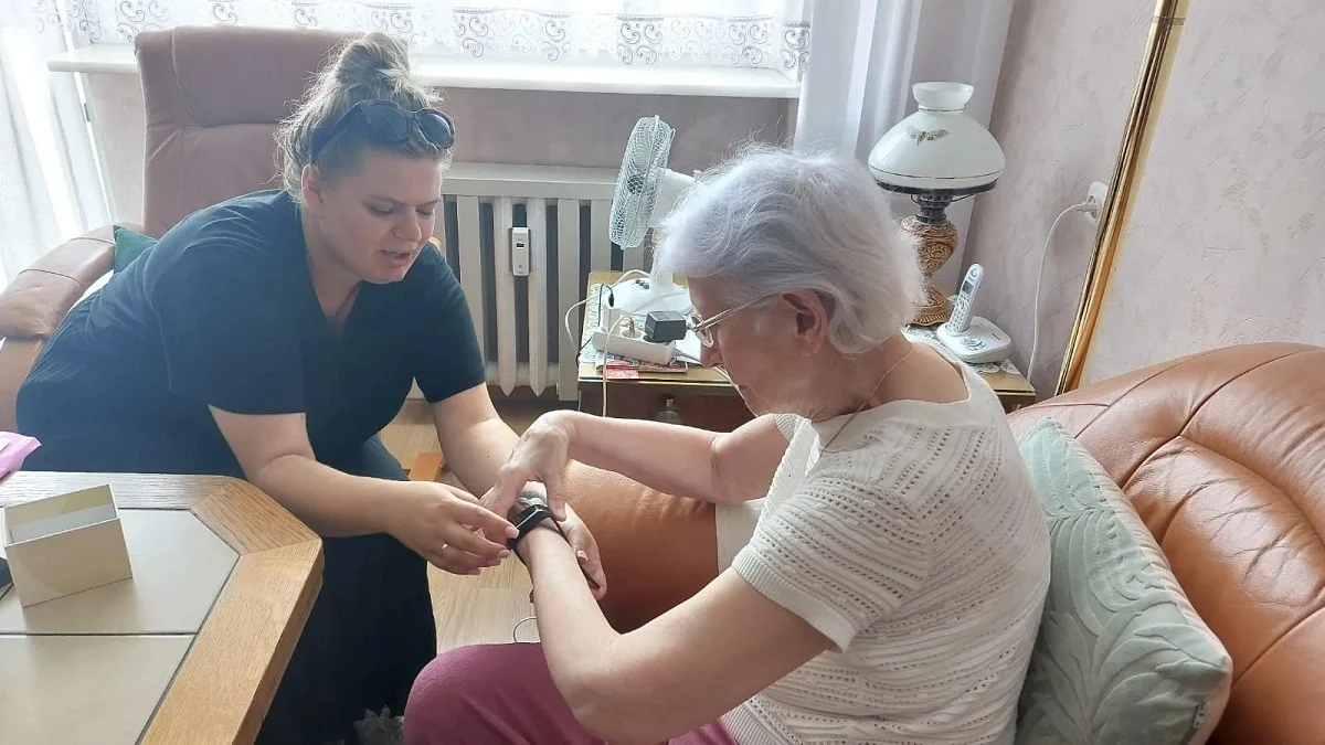 Seniorzy z Rudy Śląskiej otrzymali opaski bezpieczeństwa